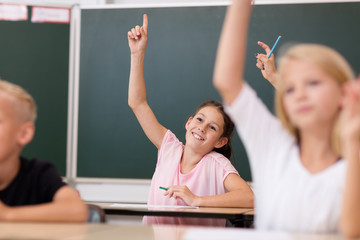 Lachende Schülerin in der Grundschule