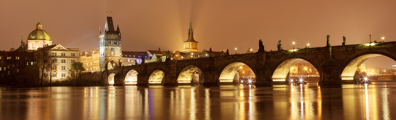 Obraz premium Night panorama of Charles bridge in Prague, Czech Republic.