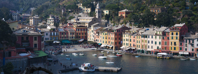 Italia, 16/03/2017: vista dall'alto della baia di Portofino, villaggio di pescatori famoso per il pittoresco porto e le sue case colorate