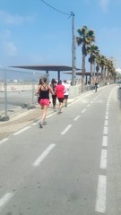Jogging am Strand von Tel Aviv Israel