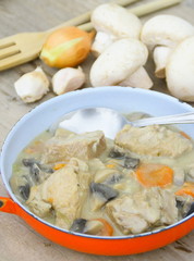 blanquette ,ragoût de veau en cassolette ,champignons ,carotte