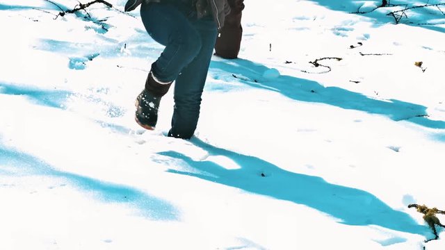 femme qui court dans la neige au ralenti vue de d&eacute;tail