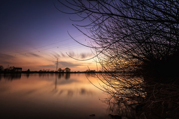 Sonnenuntergang am Neckar als Lanzeitbelichtung