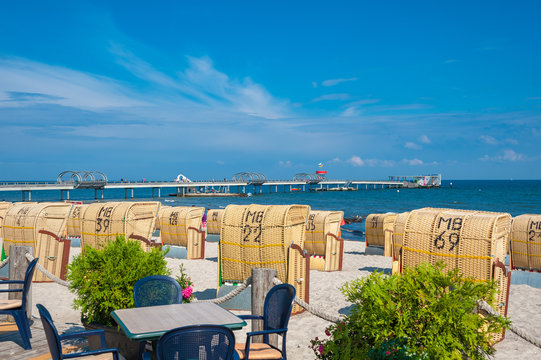 Strand mit Seebr&uuml;cke in Kellenhusen
