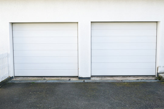 Zwei wei&szlig;e elektrisch zu &ouml;ffnende Garagentore