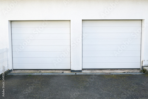 "Zwei weiße elektrisch zu öffnende Garagentore" Stockfotos und