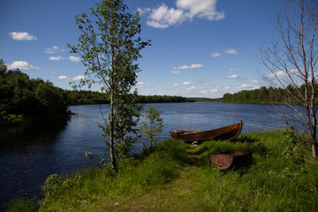 Boot am Fluss in Finnland in der Mittsommer-Sonne