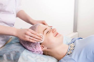 Obraz na płótnie Canvas Cleaning face in beauty salon