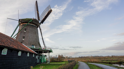 Naklejka premium Windmills in landscape view with smooth river surface