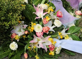 Blumen auf dem Friedhof nach Beerdigung