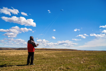 Fototapeta na wymiar man relaxes in nature To raise a kite