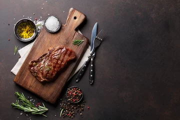 Photo sur Plexiglas Steakhouse Bifteck de faux-filet grillé, herbes et épices