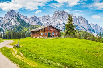 Fototapeten Traditionelle hölzerne Berghütte in alpiner Berglandschaft © JFL Photography
