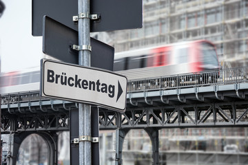 Obraz premium Schild 176 - Brückentag