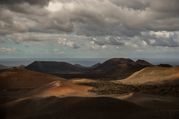Paesaggio desertico di sabbia vulcanica nel Parco Nazionale di Timanfaya in Lanzarote - Canarie