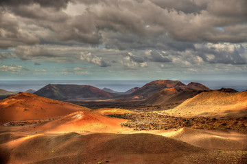 Fototapeta na wymiar Canarie - Lanzarote -Parco Nazionale di Timanfaya paesaggio desertico di sabbia vulcanica
