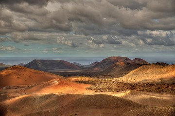 Fototapeta na wymiar Paesaggio desertico di sabbia vulcanica nel Parco Nazionale di Timanfaya in Lanzarote - Canarie