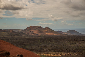 Paesaggio desertico di sabbia vulcanica nel Parco Nazionale di Timanfaya in Lanzarote - Canarie