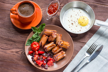 Baked eggs with sausage and vegetables in the pan.