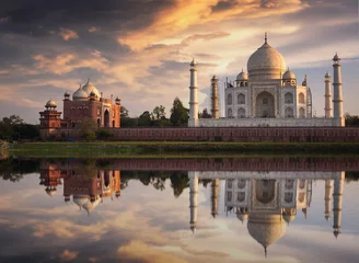 Cercles muraux Monument artistique Taj Mahal au coucher du soleil vu de Mehtab Bagh sur les rives de la rivière Yamuna à Agra. Le Taj Mahal désigné comme site du patrimoine mondial est un chef-d& 39 œuvre du patrimoine et de l& 39 architecture indiens.