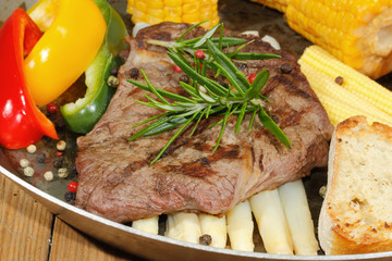 Gegrilltes Rindersteak, Spargel, Paprika, Tomaten