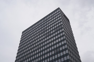 Fassade einen Hochhauses mit Fenstern