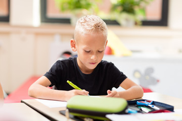 Junge in der Grundschule
