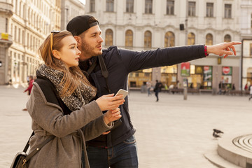 touristin fragt einen passanten nach dem weg