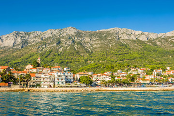 Chorwacja - Miasteczko Gradac na tle gór. Makarska Riviera.