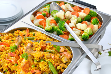 Kleines warmes Buffet  mit Paella und gemischtem Buttergemüse - Warm buffet with Spanish paella...