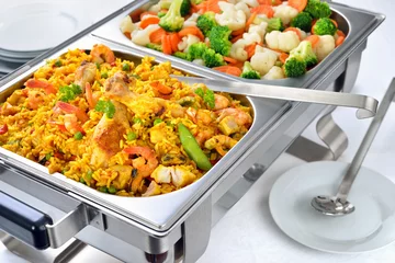 Crédence de cuisine en verre imprimé Buffet, Bar Petit buffet chaud avec paella et mélange de légumes au beurre - Buffet chaud avec paella espagnole et mélange de légumes au beurre servi dans un chafing dish