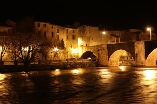 Ville de Limoux et rivi&egrave;re Aude de nuit , Occitanie dans le sud de la France