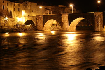 Ville de Limoux et rivière Aude de nuit , Occitanie dans le sud de la France