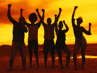 Jugendgruppe feiert Party bei Sonnenuntergang