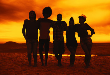 Fototapeta na wymiar Gruppe Jugendliche bei Sonnenuntergang