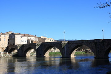 Naklejka na ściany i meble Pont sur le fleuve Aude, Ville de Limoux dans l' Aude , Occitanie dans le sud de la France 