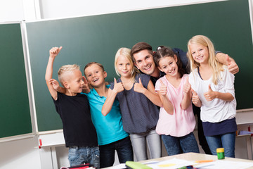 Fototapeta na wymiar Gruppe fröhlicher Kinder mit Lehrer