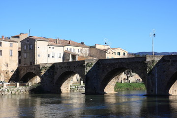 Naklejka premium Pont sur le fleuve Aude, Ville de Limoux dans l' Aude , Occitanie dans le sud de la France 