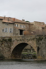 Fototapeta na wymiar Pont sur le fleuve Aude, Ville de Limoux dans l' Aude , Occitanie dans le sud de la France 