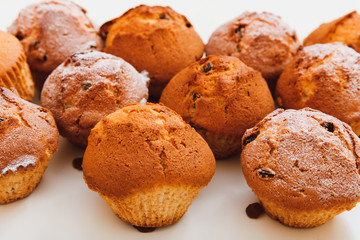 Muffins with raisins and powdered sugar