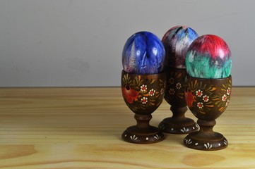 Páscoa. Jogo de utensílios para servir ovo quente, com suporte e seis recipientes de madeira torneada e decorada