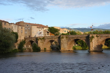 Fototapeta na wymiar Pont sur le fleuve Aude, Ville de Limoux dans l' Aude , Occitanie dans le sud de la France 