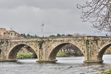 Fototapeta premium Pont sur le fleuve Aude, Ville de Limoux dans l' Aude , Occitanie dans le sud de la France 