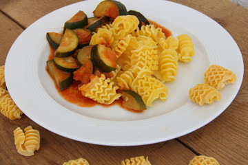 Gemüse Tomatensoße auf Teller