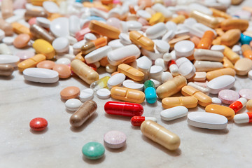 Jede Menge Pillen und Medikamente