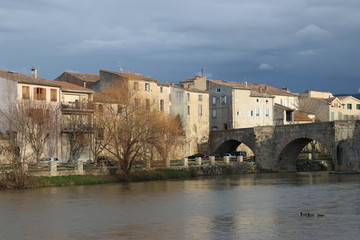 Fototapeta na wymiar Ville de Limoux et rivière Aude , Occitanie dans le sud de la France