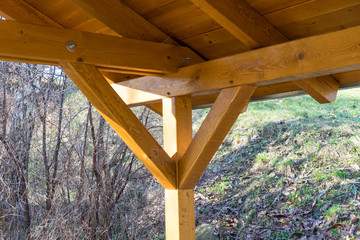 Obraz premium Holzdach / Holzdach aus Balken und Brettern