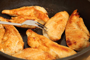 Hähnchenbrustfilet in Pfanne