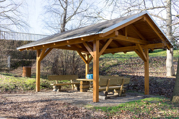 Unterstand / Unterstand aus Holz mit Tisch und Bänken