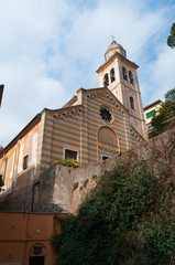 Fototapeta premium Portofino, 16/03/2017: vista della Chiesa di San Martino, costruita nel XII secolo nella zona più antica del borgo